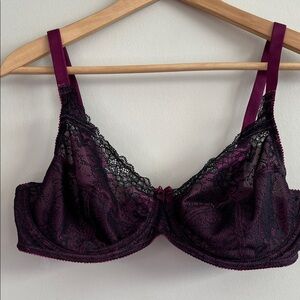 38. WONDERBRA Chantilly Lace Size 38C Lace Underwire Bra in Deep Purple Black